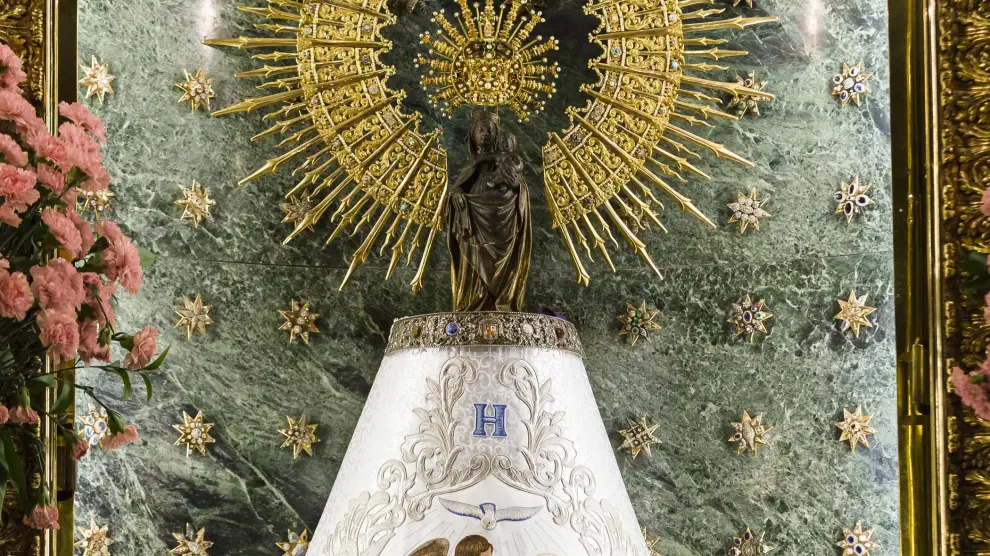 La Virgen ya luce el manto de HERALDO