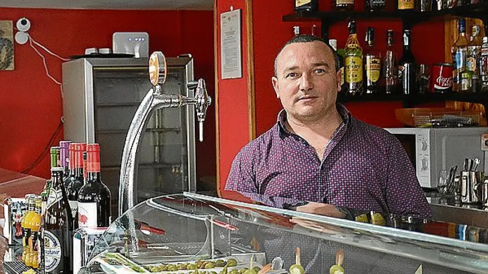 Sergio Ruberte, en la barra del bar El Recreo.