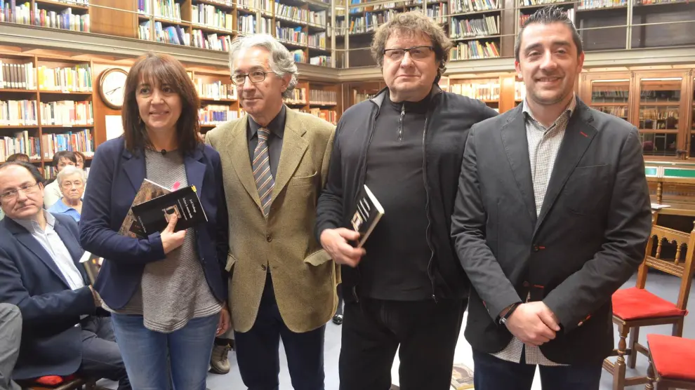 Los autores, con la coordinadora de los premios y el concejal de Cultural.  De izda a dcha: Naval, Malpartida, Virallonga y Carpi.