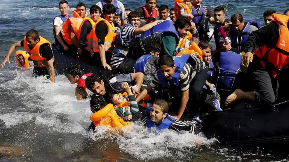 Una embarcación de refugiados llega a la costa, en una imagen de archivo