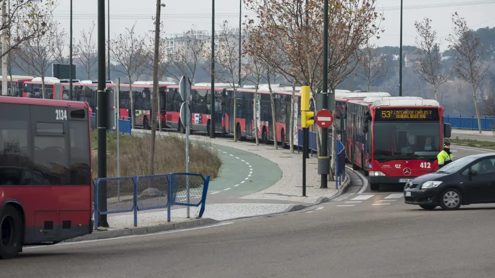 Decenas de autobuses regresan desde cocheras a prestar servicio, después del paro de la mañana del pasado viernes, en una imagen tomada en el Tercer Cinturón.