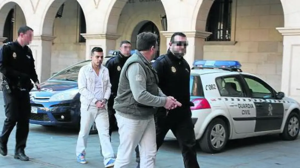 El atracador de blanco, a su llegada ayer a los juzgados de la capital turolense.