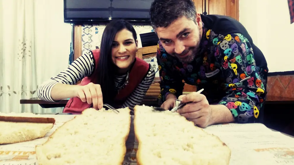 De izda. a dcha., Sara Rial, del obrador familiar El Gallego, en Cuarte de Huerva, y Cristian Yáñez, chef de La Ternasca, preparan la masa del roscón solidario.