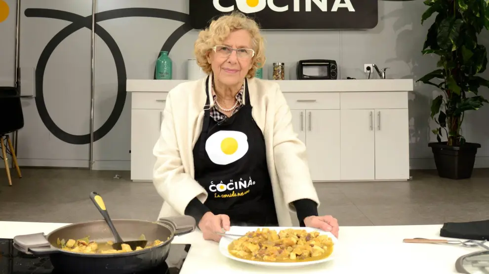 Carmena cocina pollo al curry en televisión