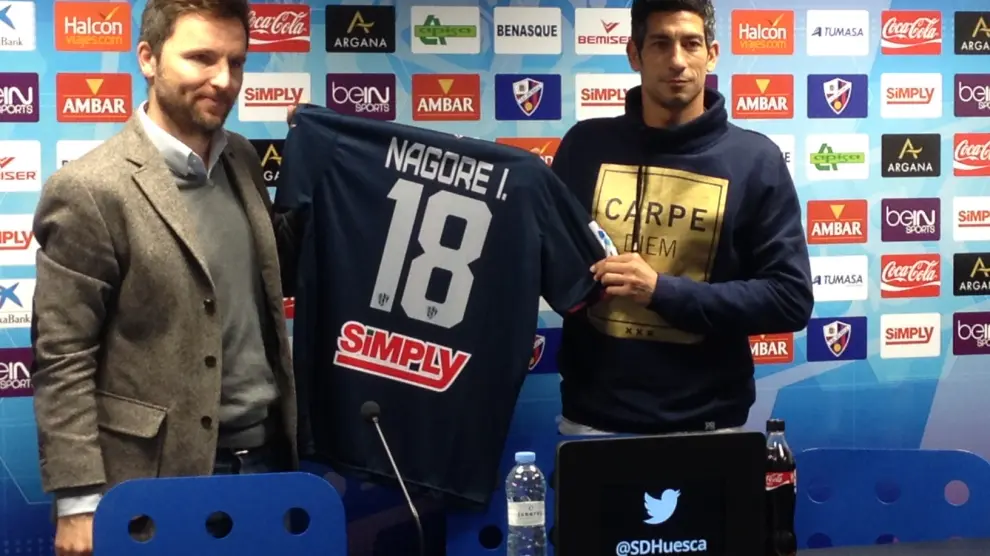 Lalo Arantegui junto a Nagore mostrando la camiseta con el dorsal 18.