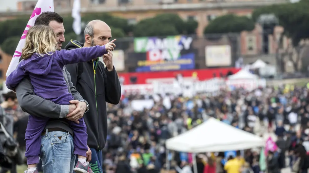 Decenas de miles de italianos han participado en una manifestación que ha concluido frente al Coliseo de Roma