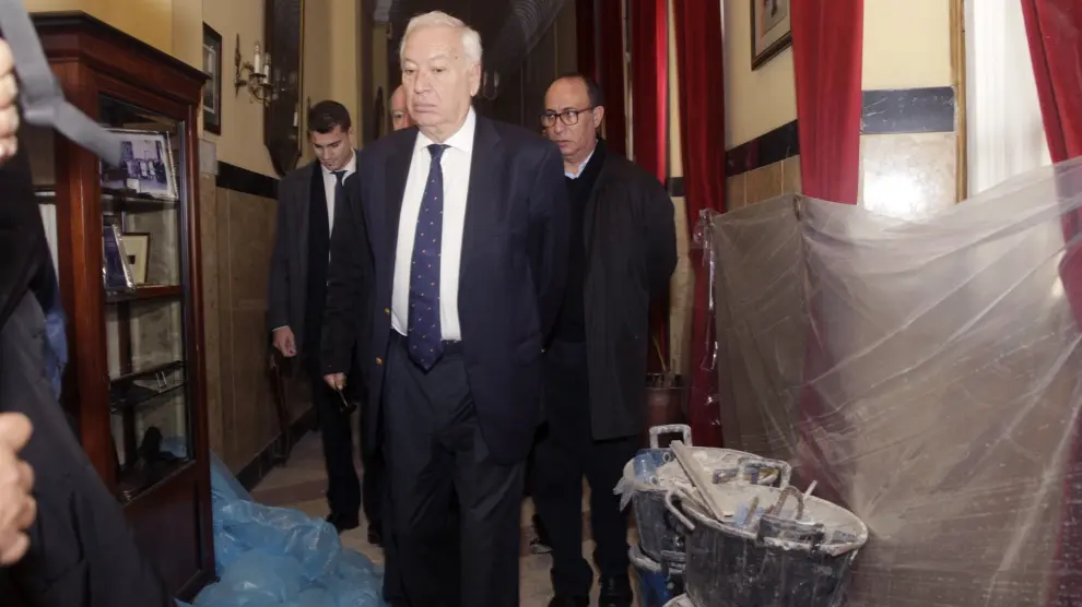 El ministro de Asuntos Exteriores, José Manuel García-Margallo (c) recorre los lugares afectados por el terremoto de 6.3 grados que sacudió Melilla