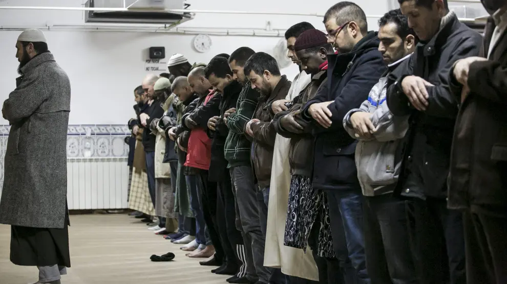 Varios hombres, ayer, en plena oración, en una mezquita situada en el barrio Oliver de la capital aragonesa.