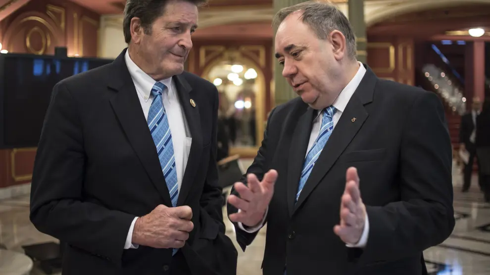 El congresista demócrata estadounidense John Garamendi (i), y el ex primer ministro de Escocia Alex Salmond