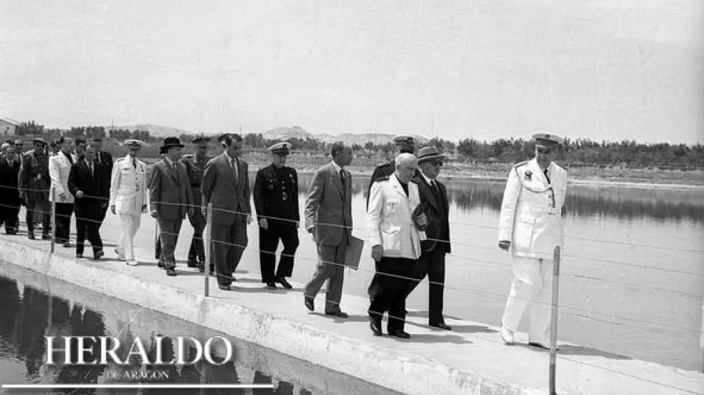 El 2 de febrero de 1924 se entrega el proyecto de construcción del pantano de Yesa y el canal de Bardenas. En la foto aparece Francisco Franco inaugurándolos, el 8 de abril de 1959