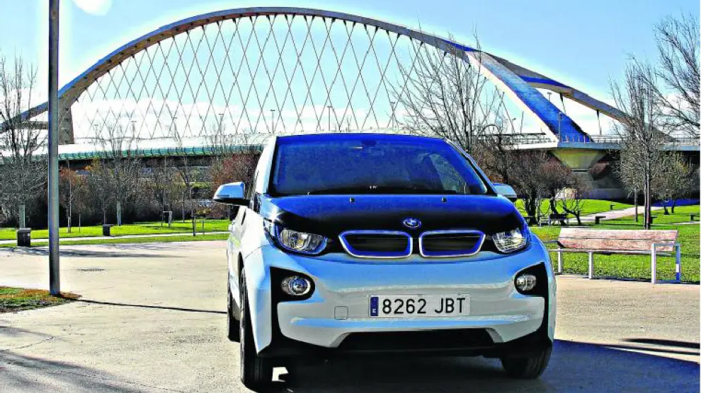 Los precios del BMW i3 parten de 28.500 euros 30.500 euros en el caso de la versión REX,  incluyendo impuestos, descuentos y el plan de ayudas Movea.