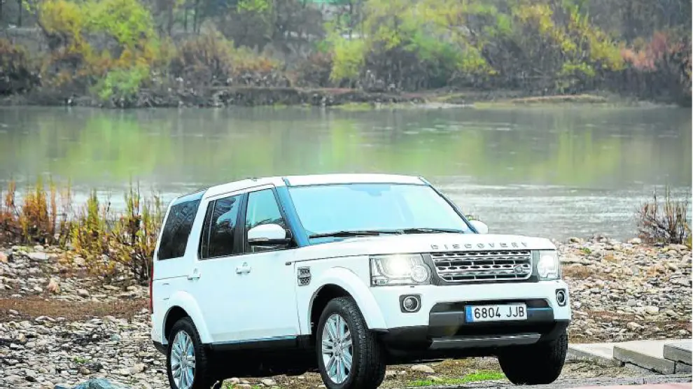 El Land Rover Discovery 4 SDV6 HSE, a orillas del Ebro a su paso por Zaragoza.