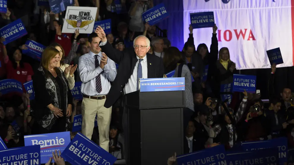 Sanders durante un acto de campaña en la noche de los caucus de Iowa.