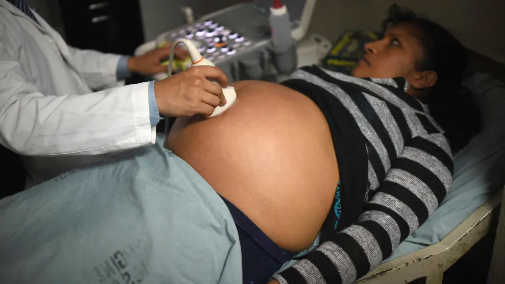 Una mujer embarazada se somete a una revisión en Guatemala. Por el momento, las recomendaciones solo están dirigidas a las mujeres embarazadas que quieran viajar a alguno de los países de riesgo.