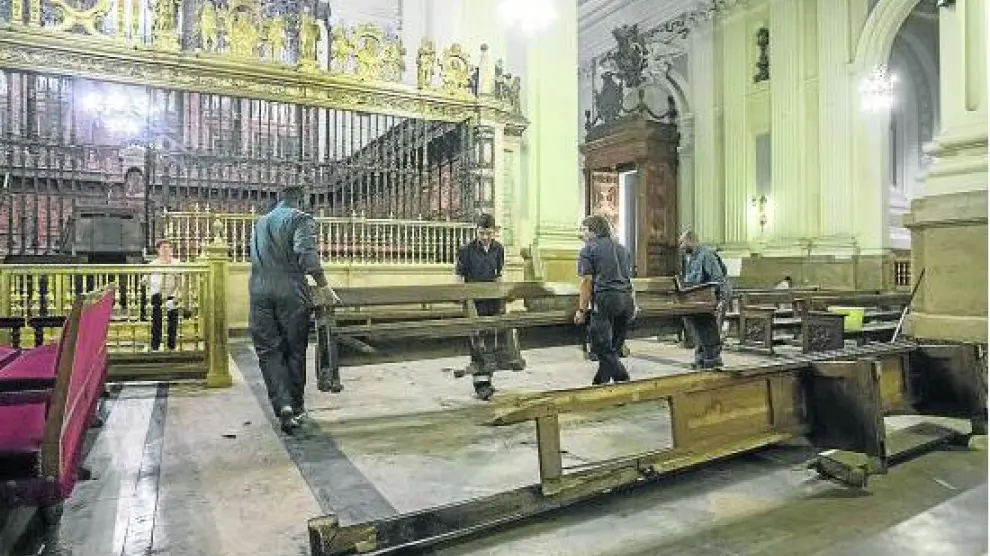 Una mujer resultó herida y cuatro bancos y el órgano de la basílica sufrieron desperfectos.