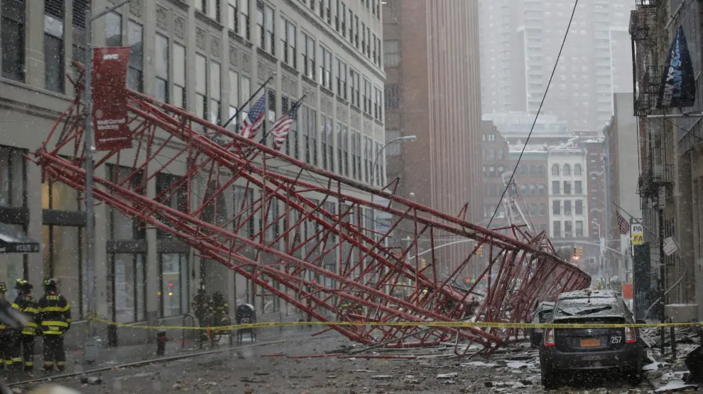 La grúa de 100 metros que se ha derrumbado en una calle de Nueva York cerca de Wall Street.