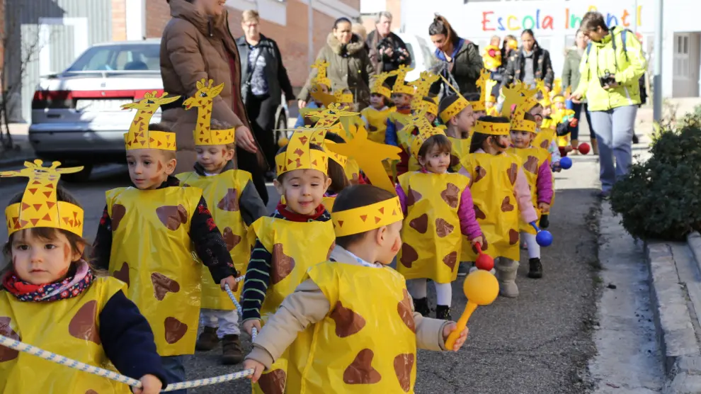 Los niños de la Escuela Municipal Infantil de Mequinenza, disfrazados de jirafas.