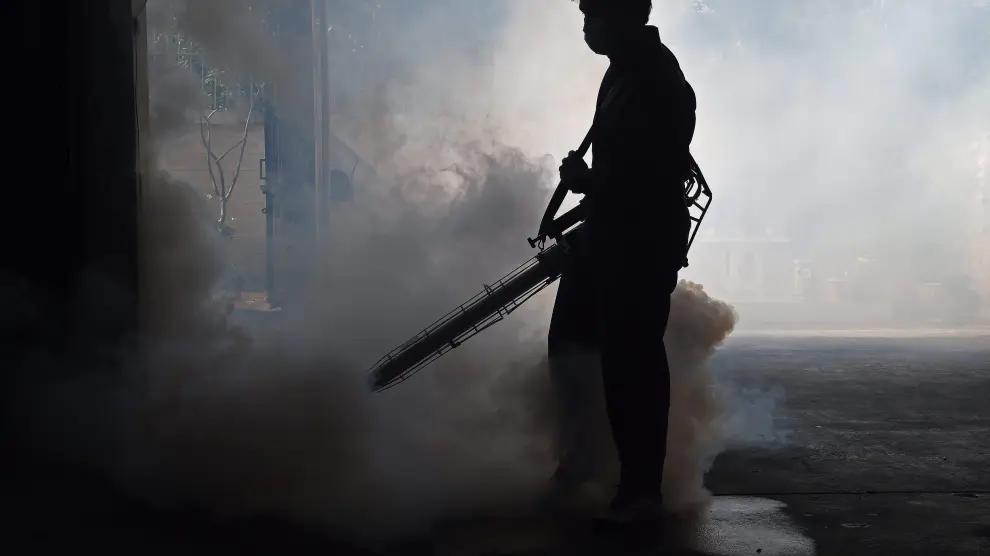 Un empleado fumiga una región afectada en Asia contra el mosquito Aedes Aegypty para prevenir el virus del Zika.