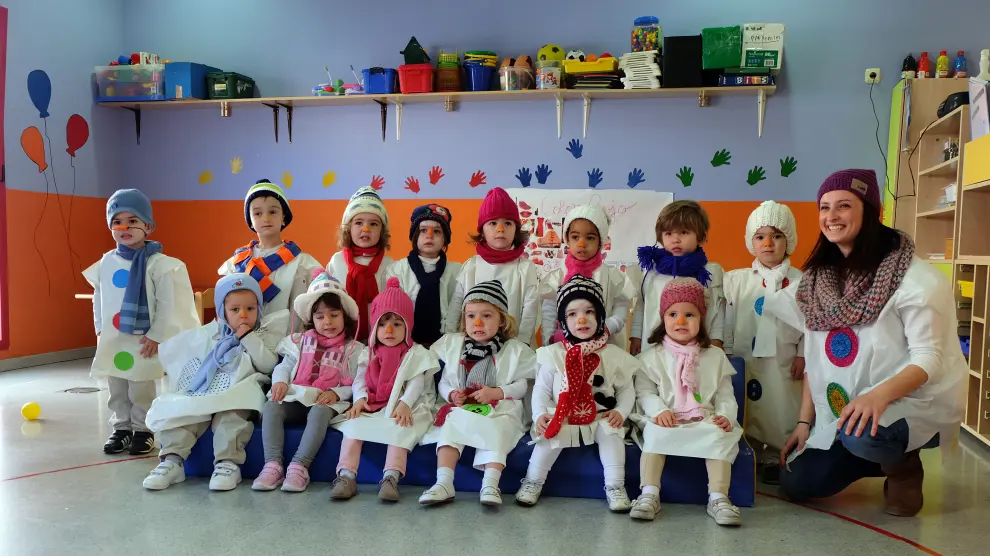 Alumnos y profesoras se han disfrazado de muñecos de nieve.
