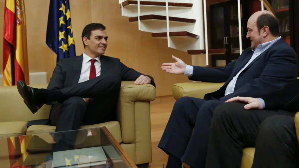 Sánchez, con el presidente del PNV,  Andoni Ortúzar.