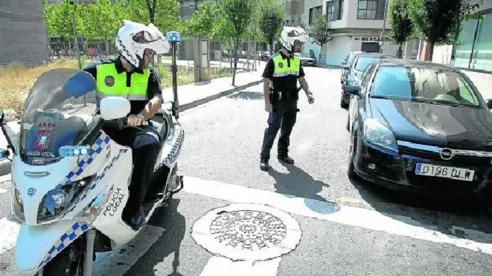 Una patrulla de la Policía Local de Utebo, durante una ronda por las calles del municipio.