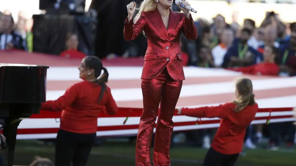 La cantante Lady Gaga se encargó de dar inicio al Super Bowl.