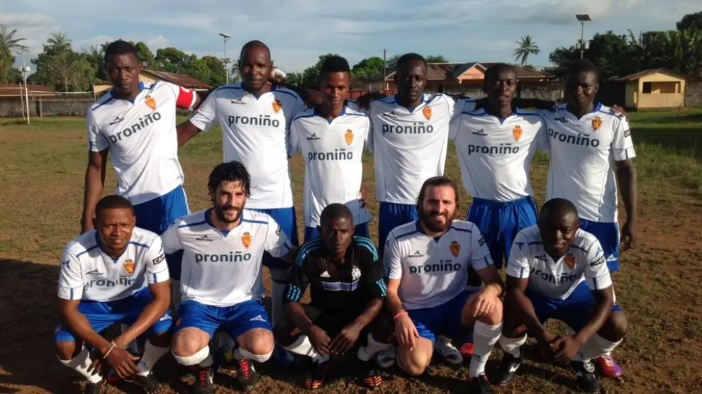 Un grupo de habitantes de Sierra Leona, con la camiseta del Real Zaragoza
