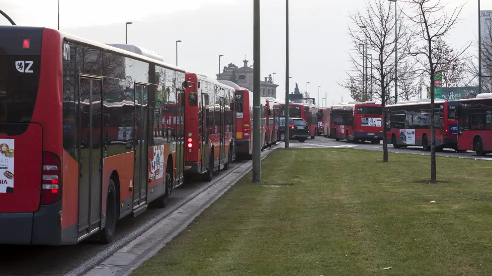 Varios autobuses vacíos se dirigen a las cocheras durante las horas de paros parciales.