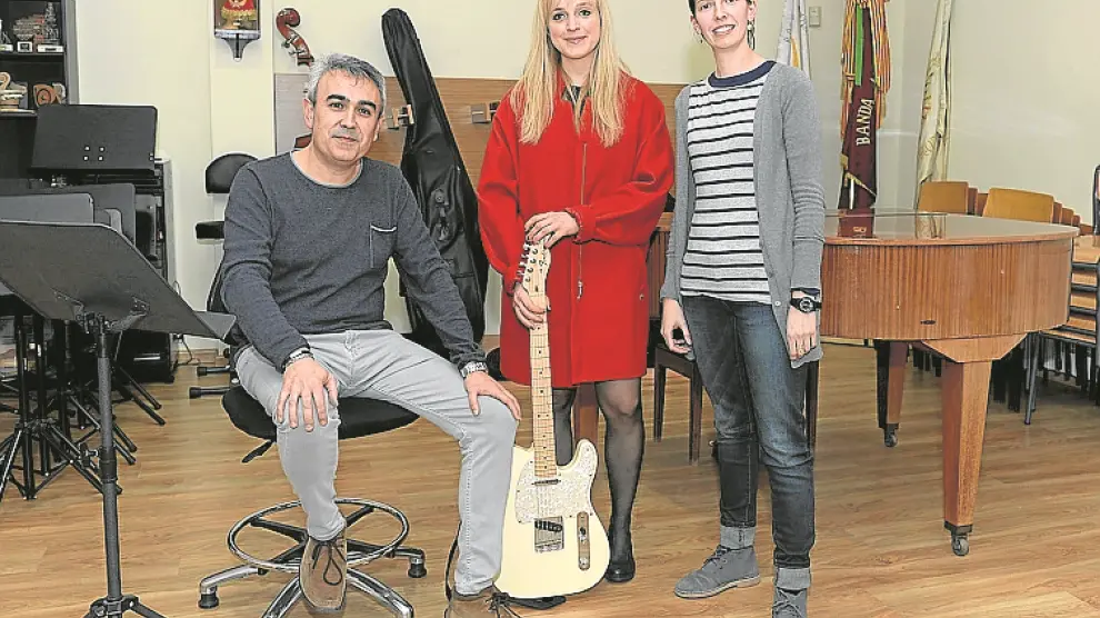 Antonio Civera, Ana Muñoz e Isabel Ferrer, rodeados de instrumentos musicales en la Escuela Antón García Abril.