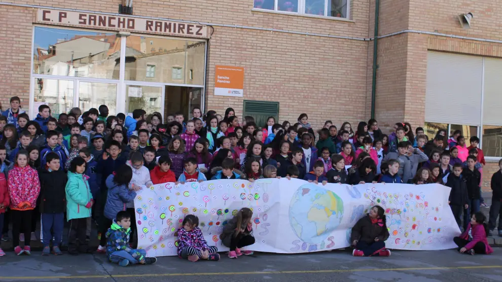 Acto de alumnos del colegio Sancho Ramírez de Huesca con motivo del Día Mundial contra el Cáncer