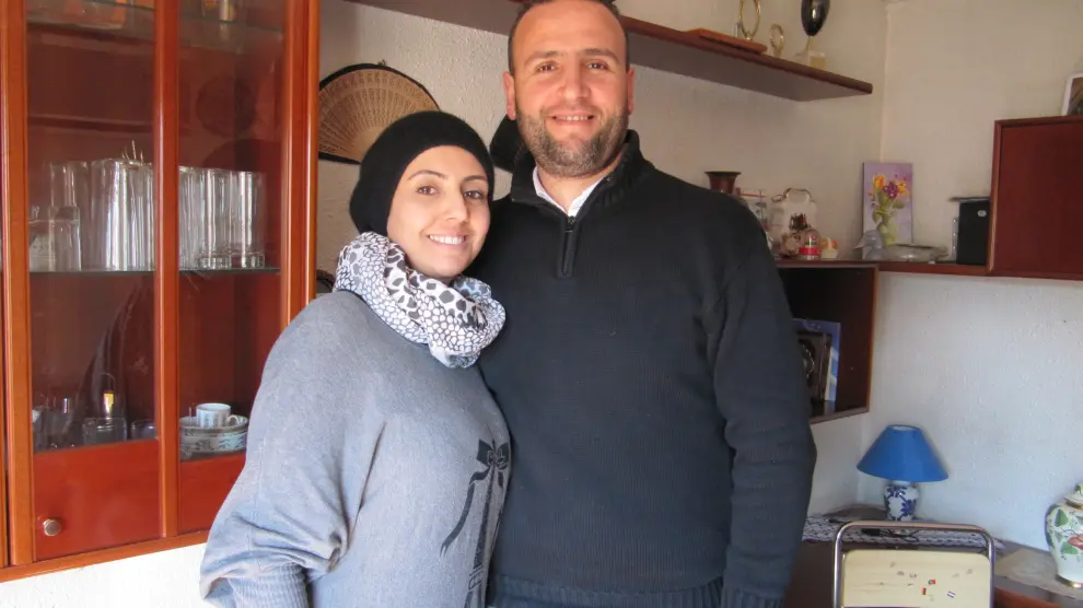 Batoul y Fawaz, refugiados sirios, en su casa de Zaragoza