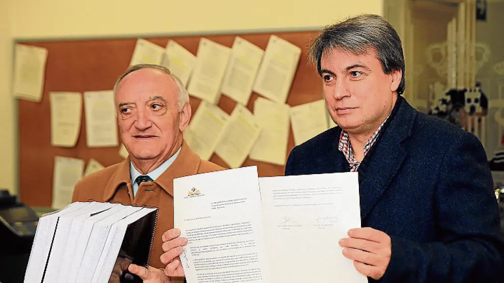 El presidente Policarpo Sánchez derecha y el secretario José Luis Ingelmo, entregaron ayer las firmas en la subdelegación de Salamanca.