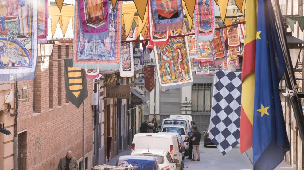 La calles de Teruel ya lucen decoradas con banderas.