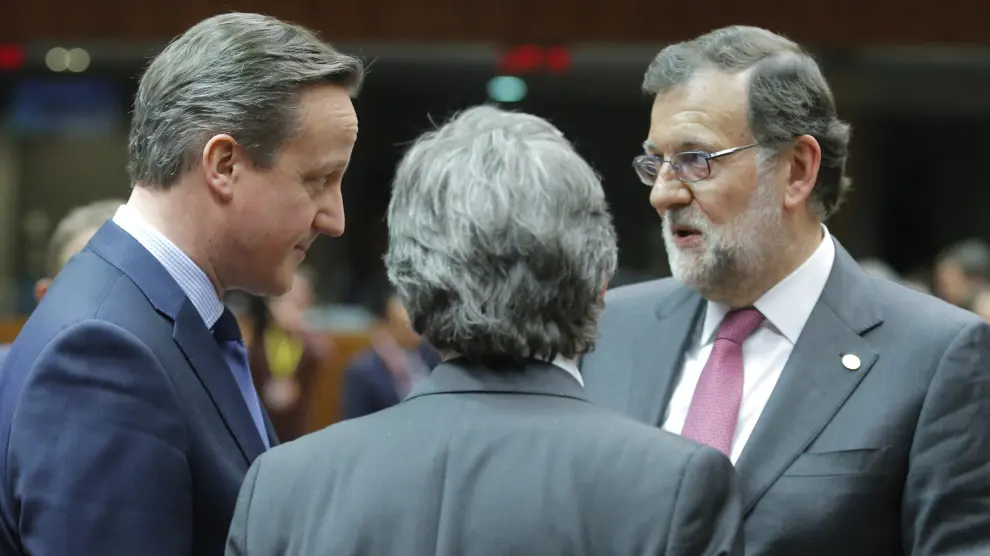 Mariano Rajoy hablando con David Cameron en Bruselas.