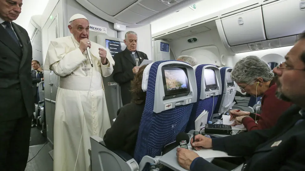 El papa Francisco en el avión que le llevó a Roma desde México.