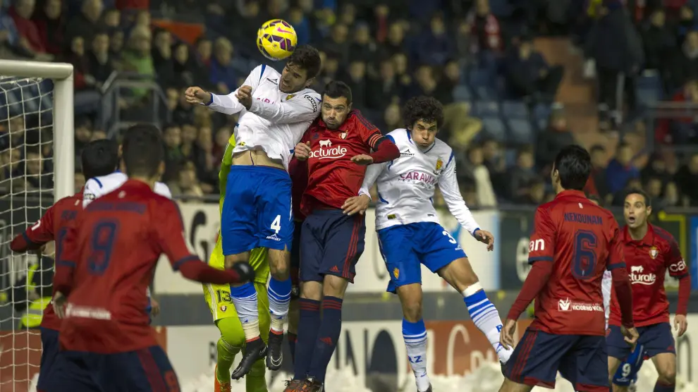 Cabrera y Vallejo defienden un córner en el último partido del Real Zaragoza en Pamplona