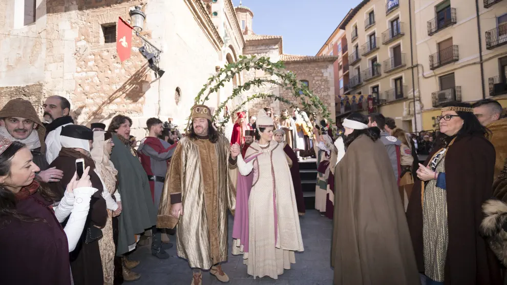 Pedro de Azagra e Isabel de Segura, tras la escenificación de la boda ante la Catedral.