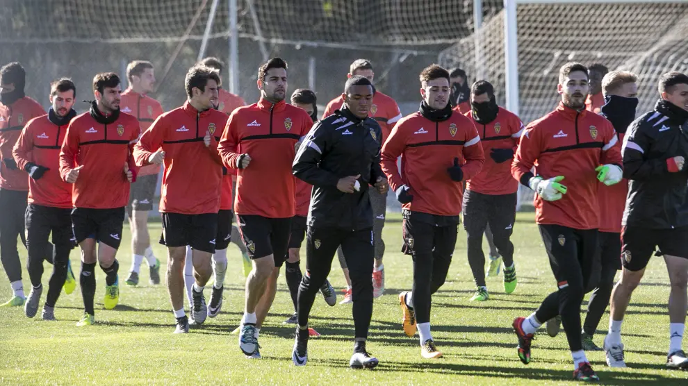 La plantillla del Real Zaragoza se entrena en la Ciudad Deportiva.