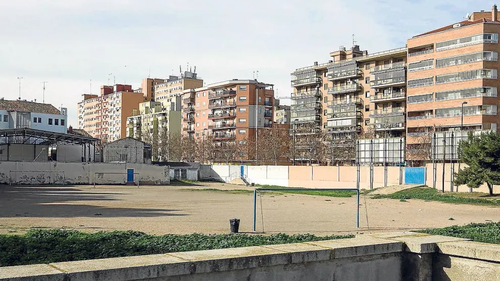 El solar, con el colegio al fondo. A la derecha, tras el muro, queda la avenida de Cataluña.