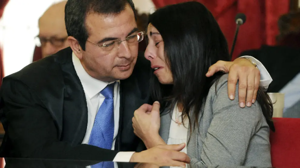 Al escuchar el veredicto Raquel Gago se ha derrumbado y ha roto a llorar en brazos de su abogado, Fermín Guerrero.