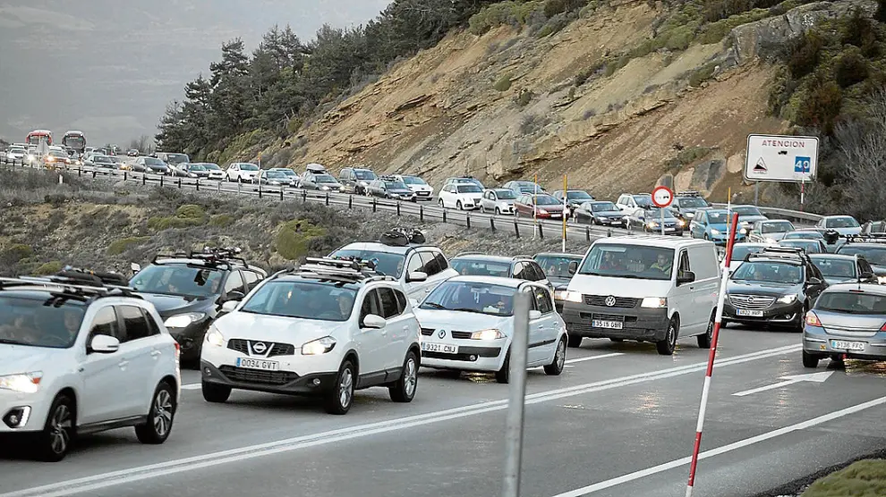 La circulación fue muy lenta durante unos dos kilómetros en la subida al puerto  de Monrepós (N-330) en sentido Huesca, donde los conductores se veían obligados a parar y a arrancar continuamente.