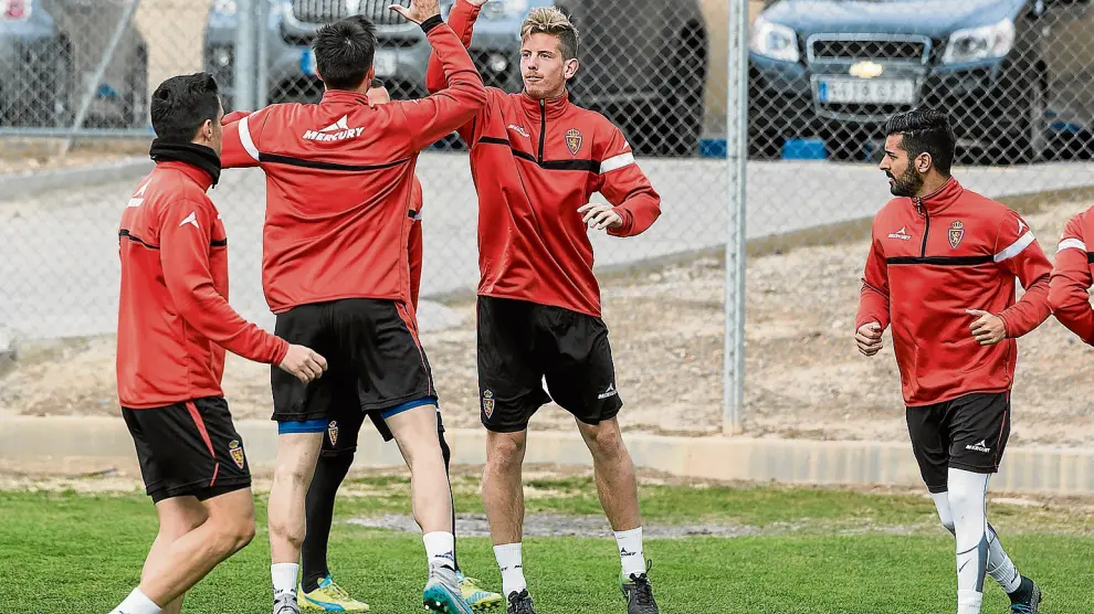 Manu Lanzarote (de espaldas) y Tarsi saltan en un entrenamiento en la Ciudad Deportiva.