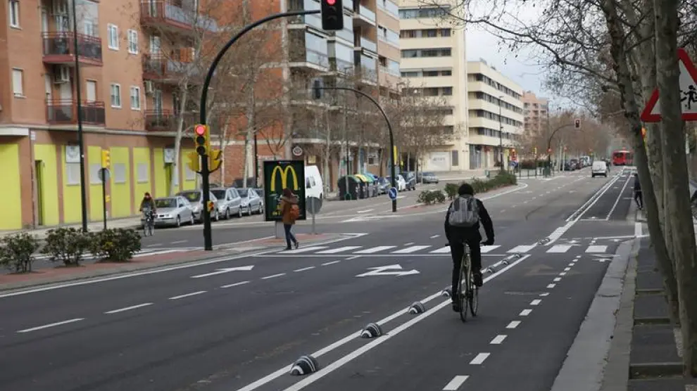 Nuevo carril bici en la avenida Puente del Pilar, abierto hace unos días.