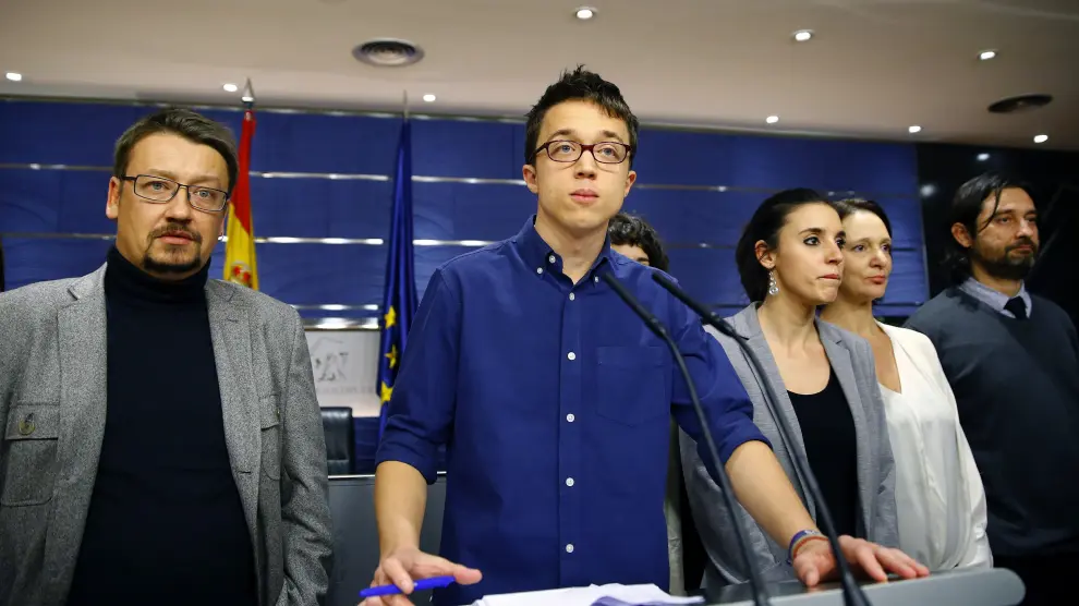 El portavoz de Podemos, Íñigo Errejón (c), junto a Irene Montero (3d), Carolina Bescansa (2d); afael Mayoral (d) y el portavoz de En Comú Podem en el Congreso, Xavier Domènech