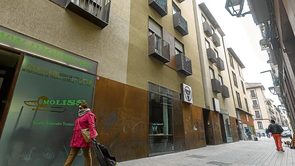 A la derecha, edificio donde se encuentra la vivienda social de uno de los morosos, en Las Armas.