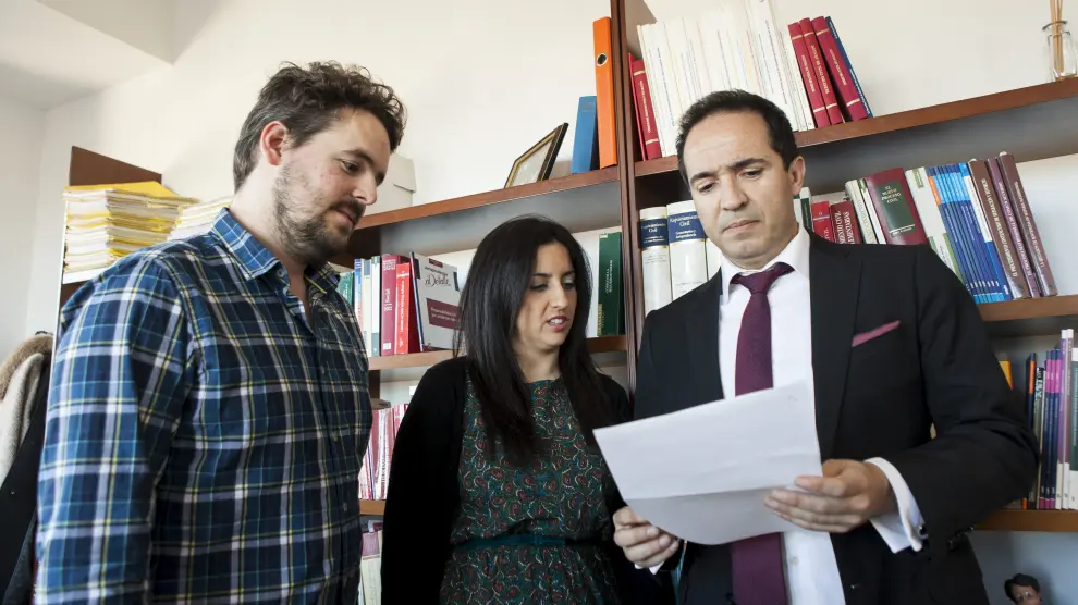El abogado del Defensor del Paciente en Aragón, Ricardo Agóiz, junto a los padres del bebé