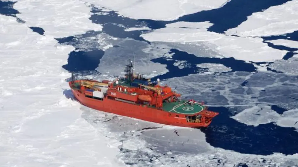 El rompehielo Aurora Australis encalló durante una ventisca en la Antártida.