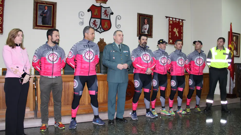 Una imagen de los ciclistas y miembros de la Guardia Civil.