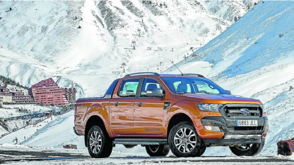 Ford ha presentado esta semana su nuevo Ranger en el Pirineo oscense, por carreteras entre Jaca y Astún, que aparece al fondo en la foto.