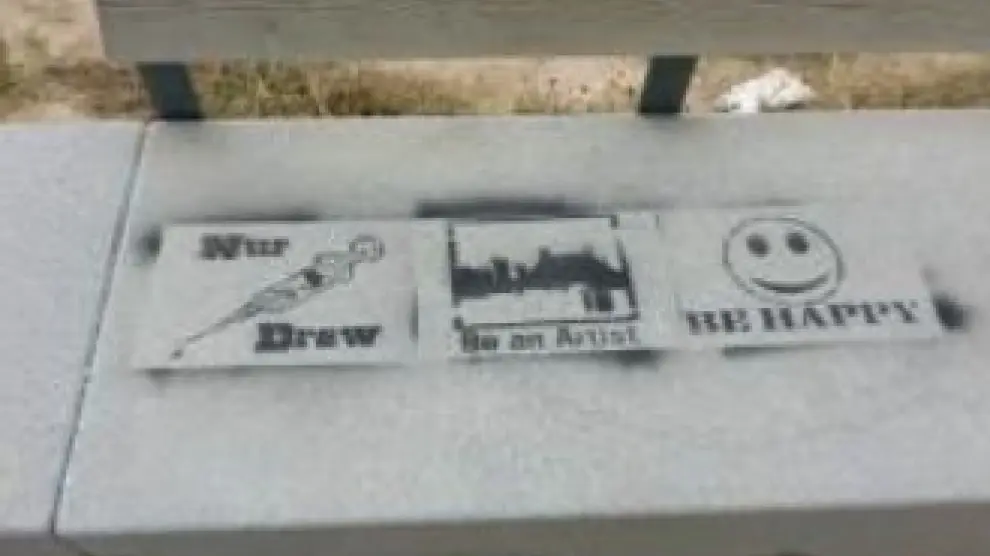 Grafitis en bancos del Parque del Agua